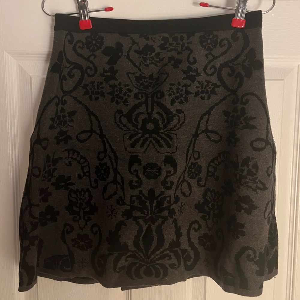 Charcoal knit printed skirt
